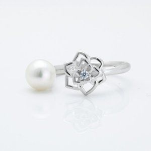 Gorgeous Sterling Silver Pearl Ring